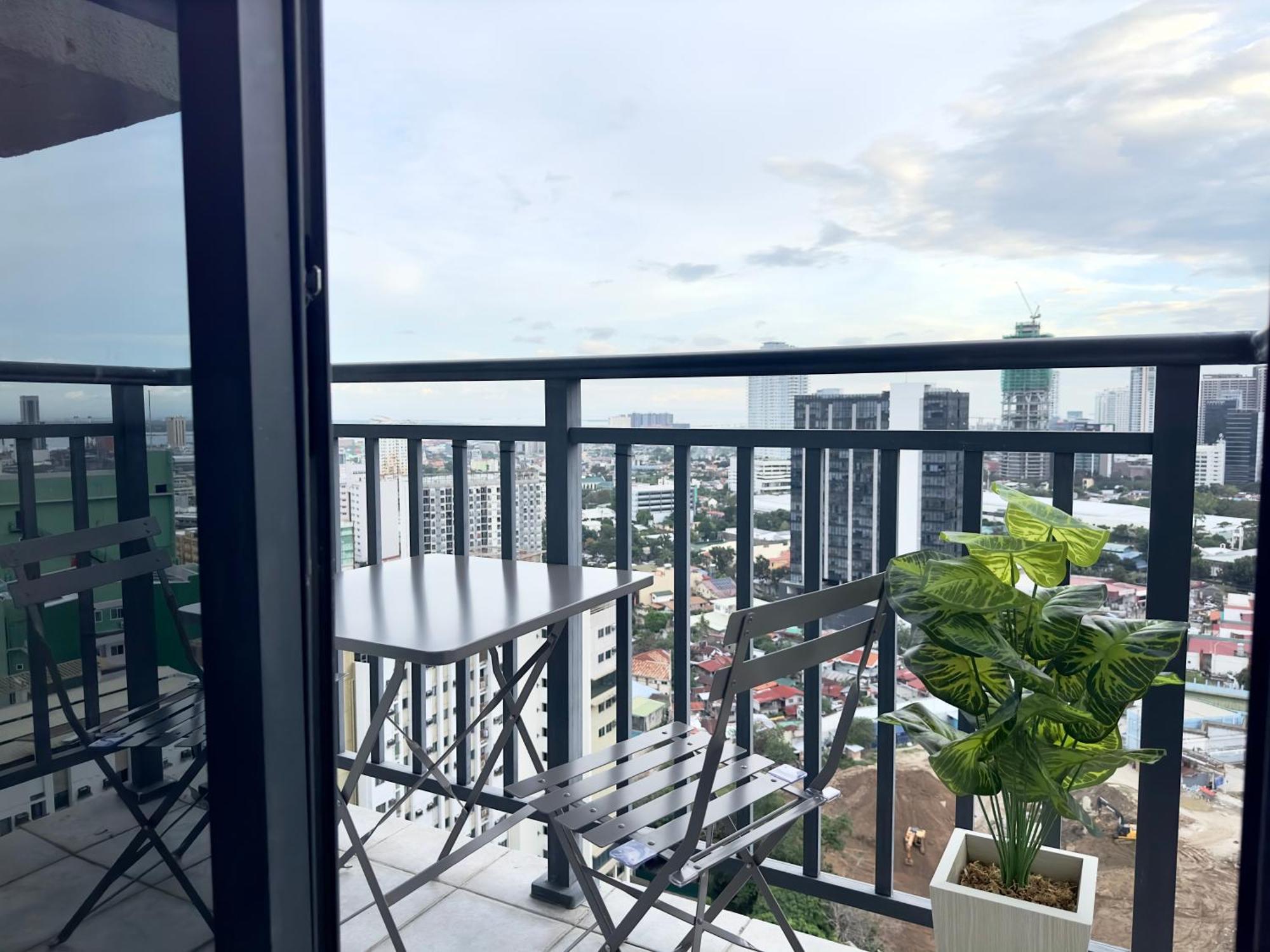 Aparthotel Near It Park Cebu! Minimalist And Spacious With 300 Mbps Wifi, Gym & Pool